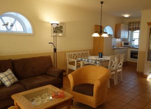 Wohnzimmer mit Blick zur Küchenzeile im Haus Silbermöwe